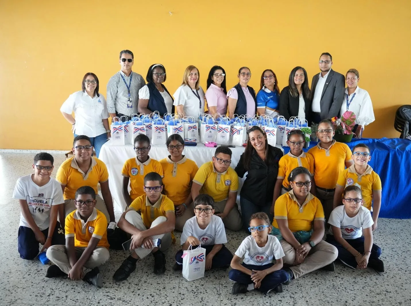 Estudiantes con afecciones visuales mejoran su aprendizaje gracias a la entrega gratuita de lentes del INABIE