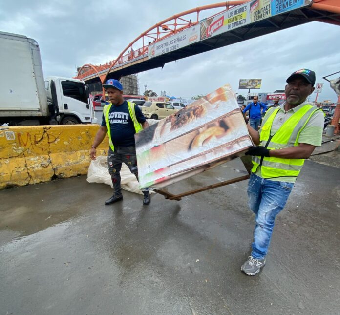 Alcaldía del DN recupera espacios públicos en el km 9 de la autopista Duarte