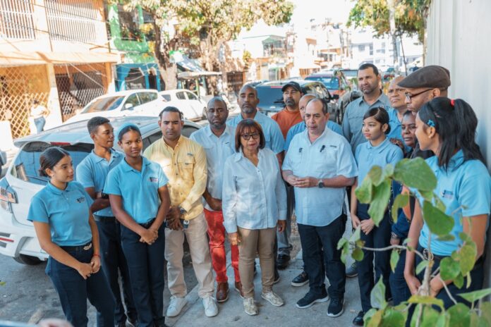 Alcaldía del DN y regidores plantan árboles junto a estudiantes en ensanche Luperón