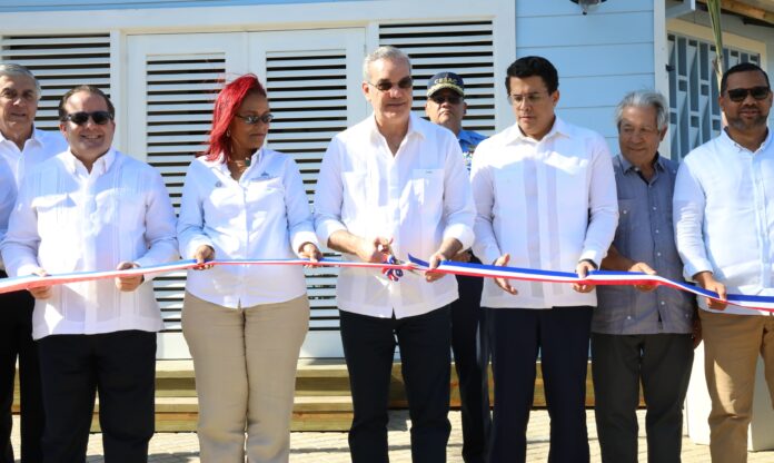 Presidente Abinader entrega renovada Plaza del Pueblo de los Pescadores en Las Terrenas