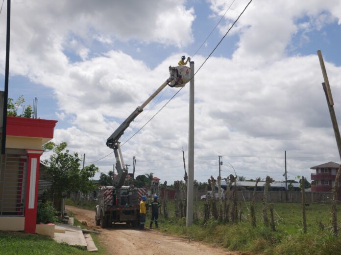 EDEEste instala redes eléctricas en Santana Bella, Higüey