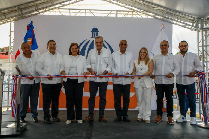 Presidente Abinader inaugura una Escuela de Formación Técnico Profesional Villa Suiza, un techado y un puente sobre el río Paña Paña