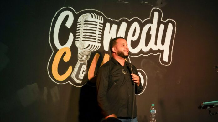 Riqui Gell conquista con humor y reflexión en su stand-up “Enamoramiento”