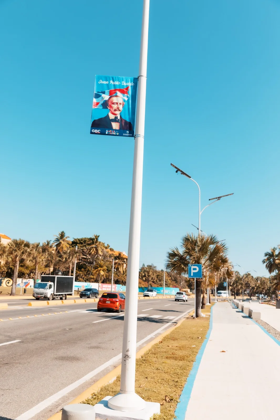 Alcaldía del DN honra a la patria con imágenes de héroes en el Malecón SD