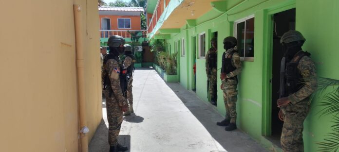 Ejército y Migración allanan hotel en Montecristi