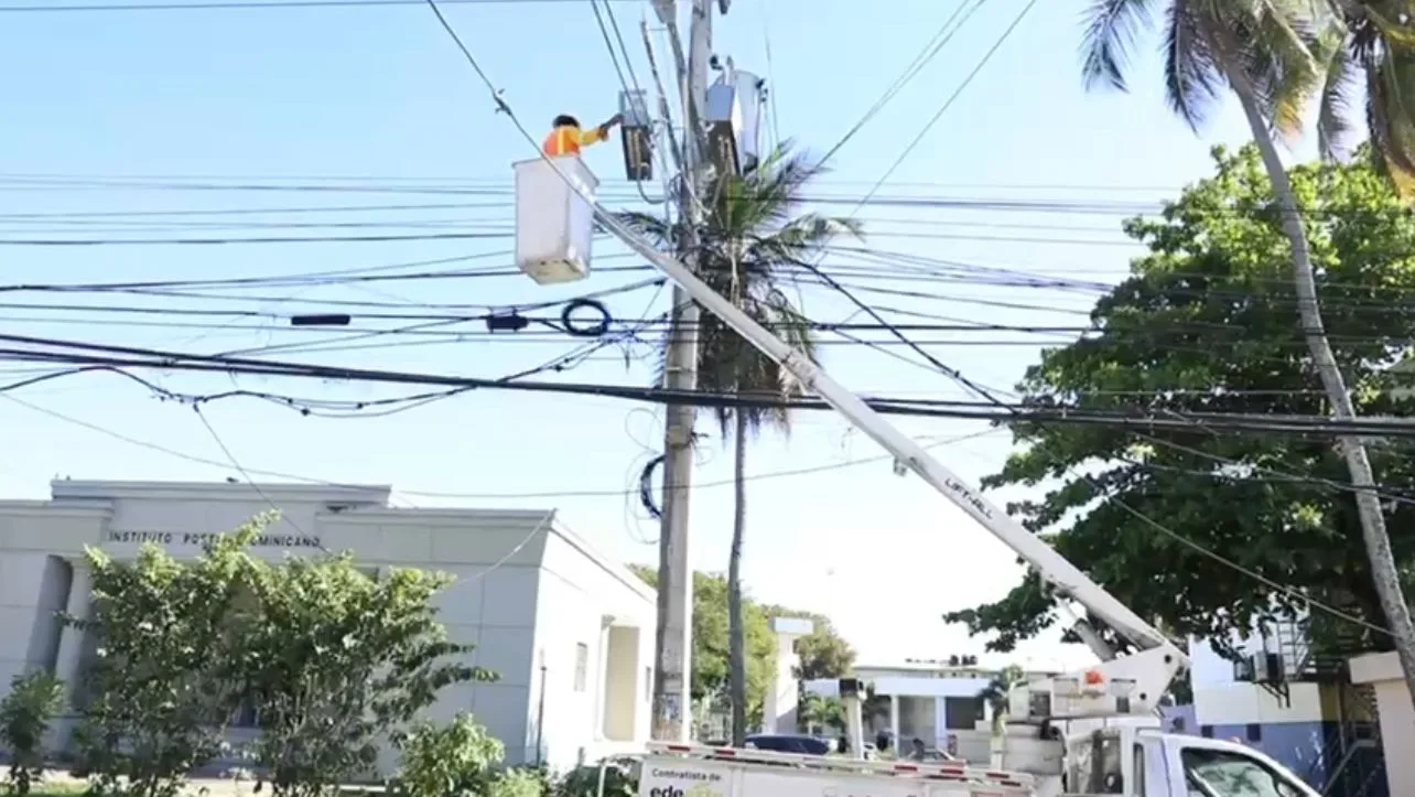 Residentes de Los Mameyes y Ensanche Isabelita destacan mejoras en el servicio eléctrico gracias a EDEEste