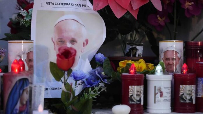 El papa Francisco está sumamente grave por fallo renal temprano, pero se mantiene alerta