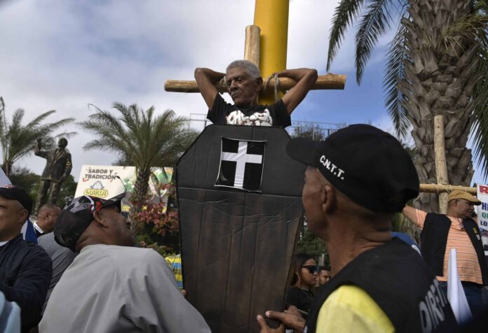 Choferes se “crucifican” en Santiago para exigir soluciones al caos por construcción del monorriel