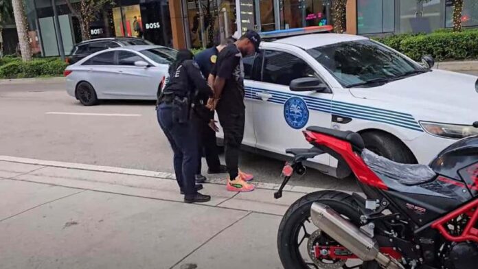 Arrestan a dominicano en Miami por bloquear el tráfico para grabar un video