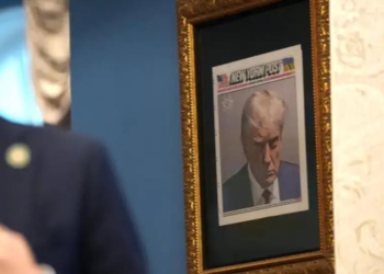 donald trump muestra portada ficha policial en despacho oval focus 0 0 896 504