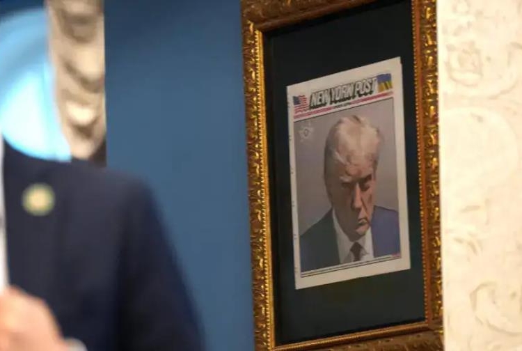 donald trump muestra portada ficha policial en despacho oval focus 0 0 896 504