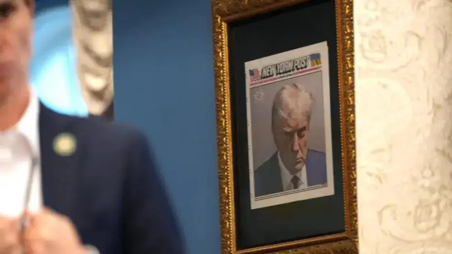 donald trump muestra portada ficha policial en despacho oval focus 0 0 896 504