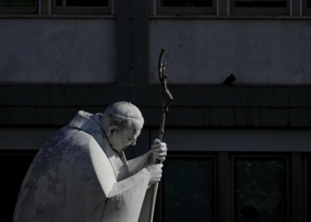 Estatua papa ap ap25050496074755 focus min0. 24 min0. 3 896 504 1