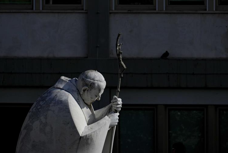 Estatua papa ap ap25050496074755 focus min0. 24 min0. 3 896 504 1