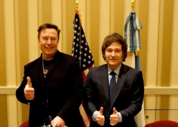 javier milei le regala a elon musk una motosierra en el foro cpac focus min0.04 0.41 896 504