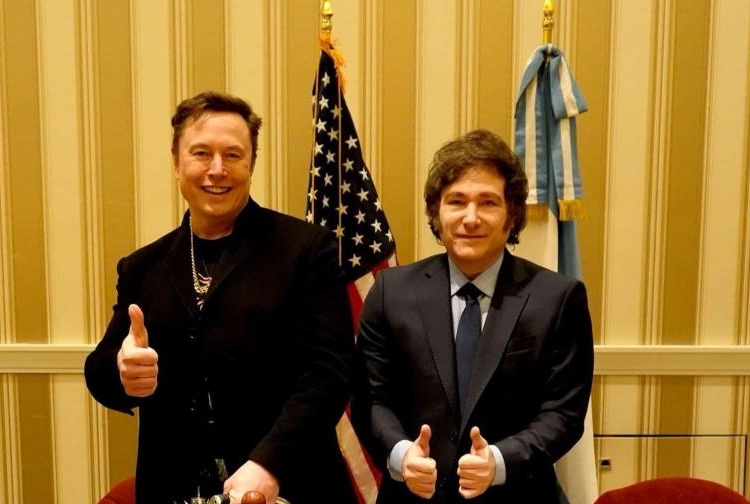 javier milei le regala a elon musk una motosierra en el foro cpac focus min0.04 0.41 896 504