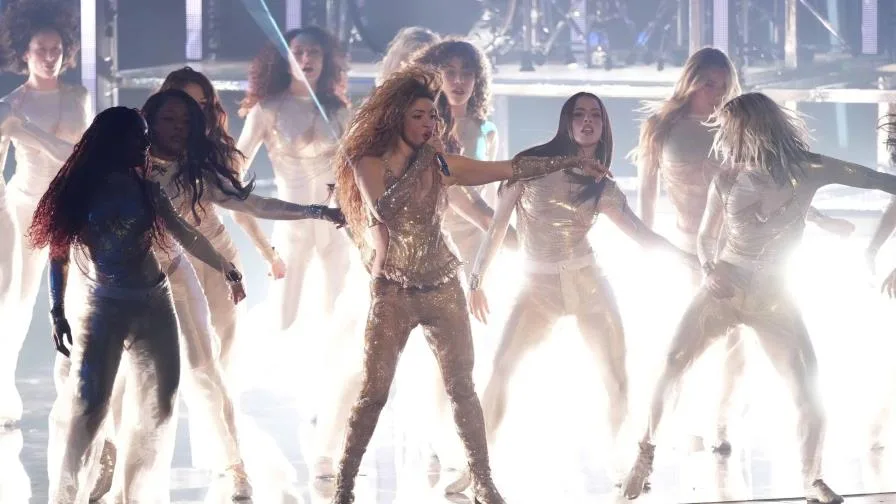 shakira vuelve a lo grande a los grammy y dedica mensaje a los migrant focus 0 0 896 504