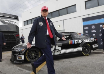 trump da una vuelta por la pista para inaugurar la daytona 500 focus 0 0 896 504