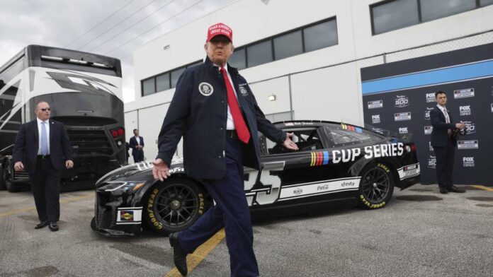 Donald Trump da una vuelta por la pista para inaugurar la Daytona 500