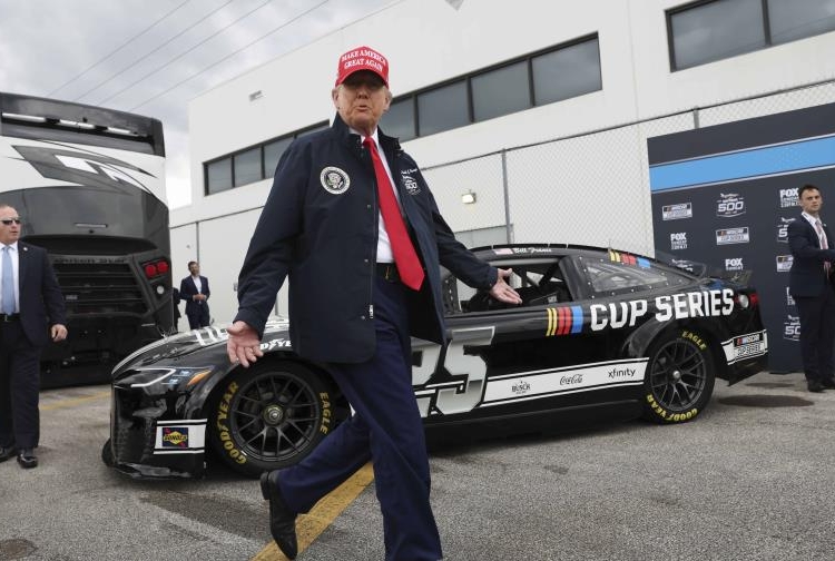 Trump da una vuelta por la pista para inaugurar la daytona 500 focus 0 0 896 504