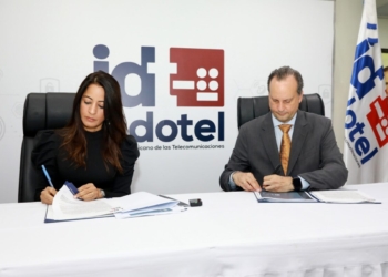 Ulissa cruz, directora ejecutiva del indotel, y andrés ignacio rivas pérez.