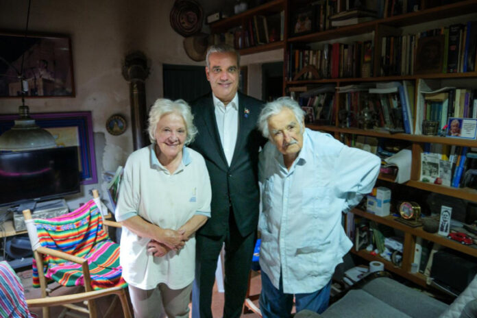 Luis Abinader visita a Pepe Mujica en Uruguay