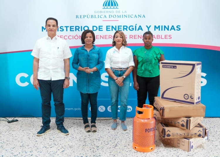 Betty Soto junto a las familias beneficiadas con kits de cocinas scaled