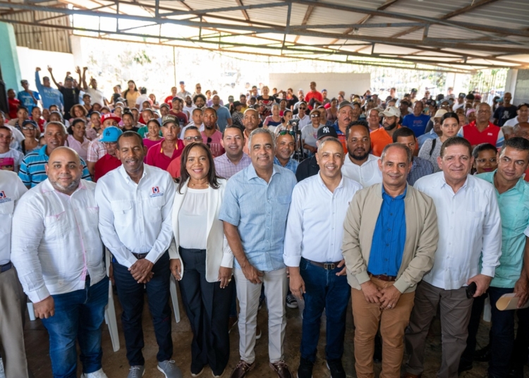 Decenas de residentes en el nuevo llagal se dieron cita a la actividad donde se anuncio el inicio de los levantamientos para titular los terrenos que ocupan 1