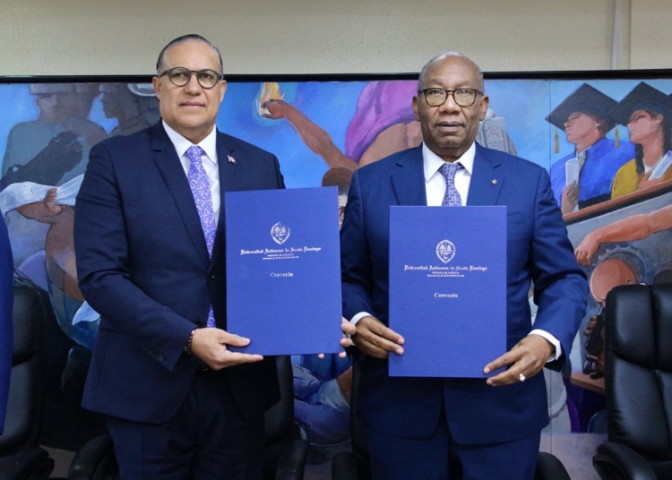 Director ejecutivo del ODAC Angel David Taveras Difo y el rector de la UASD Editrudis Beltran Crisotomo