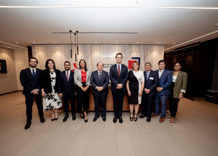 Ejecutivos de la aba y representantes del fmi asistentes a la reunioin  scaled