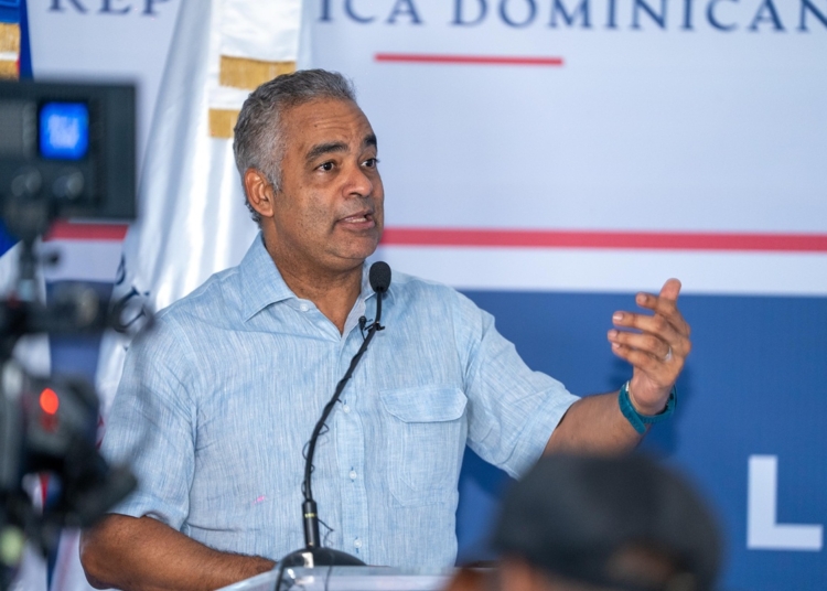 El ministro de Energia y Minas Joel Santos destaca el avance que representa para residentes de Sanchez Ramirez