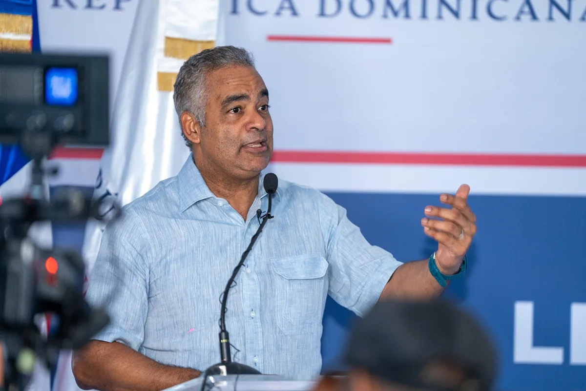 El ministro de Energia y Minas Joel Santos destaca el avance que representa para residentes de Sanchez Ramirez