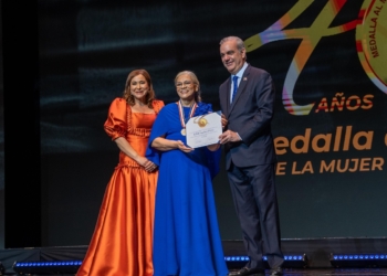 El presidente luis abinader y la ministra de la mujer mayra jimenez entregan el galardon a edith paulino