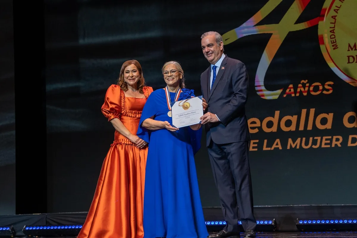 El presidente Luis Abinader y la ministra de la Mujer Mayra Jimenez entregan el galardon a Edith Paulino