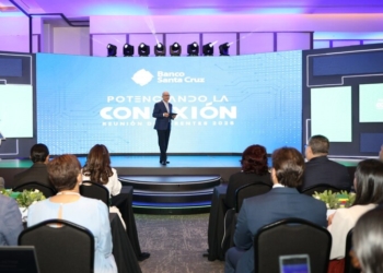 Fausto pimentel pena presidente ejecutivo durante el evento