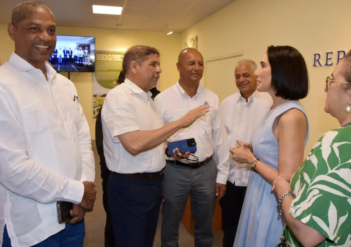 Primera dama recorre feria agropecuaria junto al ministro limber cruz