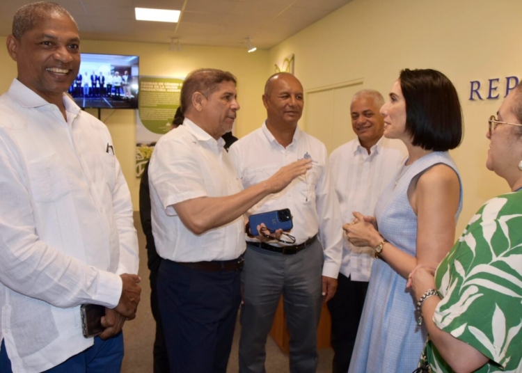 Primera dama recorre feria agropecuaria junto al ministro limber cruz