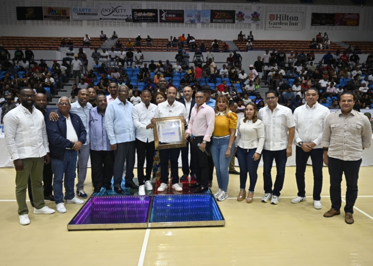 Foto 1 Samuel Pereyra recibe placa scaled