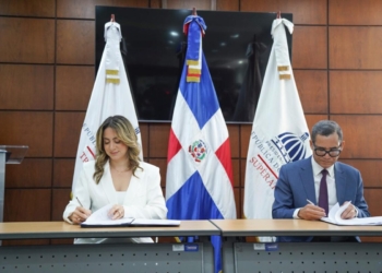 Gloria reyes directora general de superate y eddy olivares ministro de trabajo durante la firma de acuerdo interinstitucional scaled