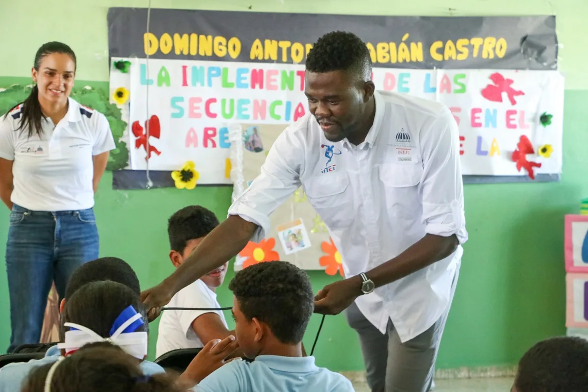 INEFI impacta la educación física en Cotuí con remozamiento de canchas, entrega de utilería y formación deportiva