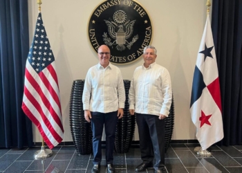 Igor rodriguez director general del idac y melvin cintron director de la oficina hemisferica de la faa con sede en panama scaled