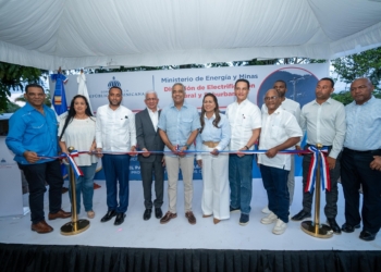 Joel santos corta junto al presidente del senado ricardo de los santos y otras autoridades corta la cinta que deja inaugurados dos proyectos de electrificacion en sanchez ramirez y santiago