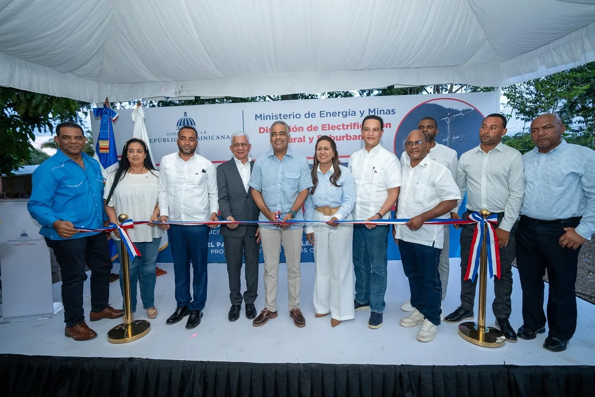 Joel Santos corta junto al presidente del Senado Ricardo De Los Santos y otras autoridades corta la cinta que deja inaugurados dos proyectos de electrificacion en Sanchez Ramirez y Santiago