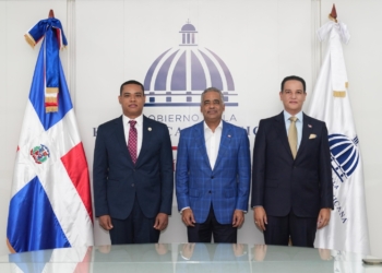 Joel santos junto al viceministro de energia nuclear izquierda y alfonso rodriguez viceministro de energia derecha. 1