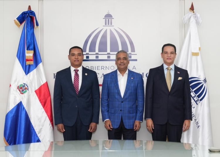 Joel Santos junto al viceministro de Energia Nuclear izquierda y Alfonso Rodriguez viceministro de Energia derecha. 1
