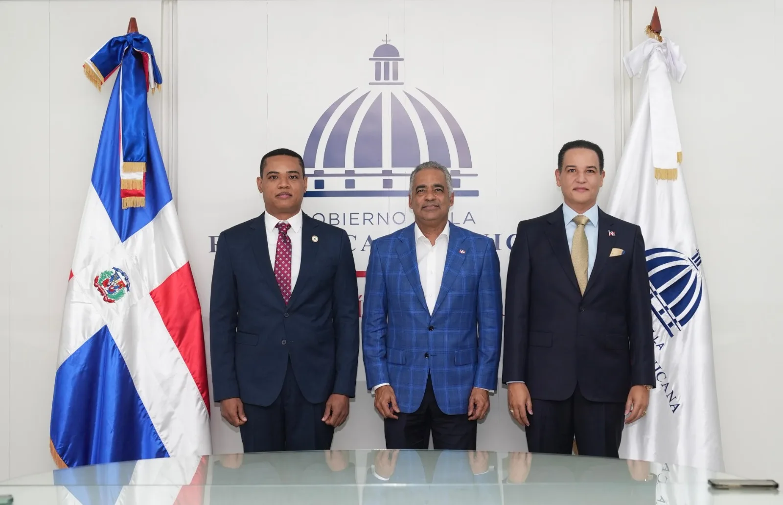 Joel Santos junto al viceministro de Energia Nuclear izquierda y Alfonso Rodriguez viceministro de Energia derecha. 1
