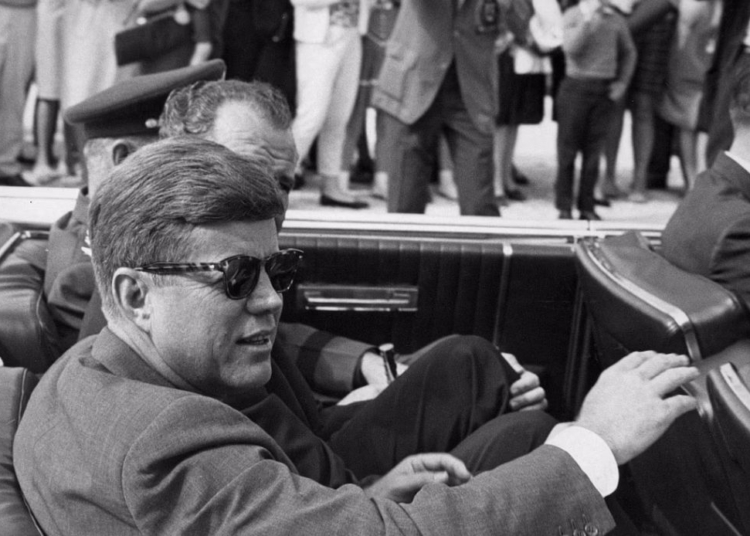 John F. Kennedy en un descapotable abandona la pista de la Base Aerea MacDill en Tampa el 19 de noviembre de 1963 1140x694 1