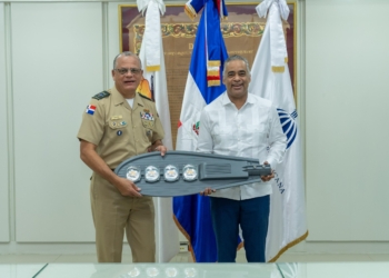 Los ministros presentan una de las lamparas donadas para reforzar la seguridad en los puestos militares scaled