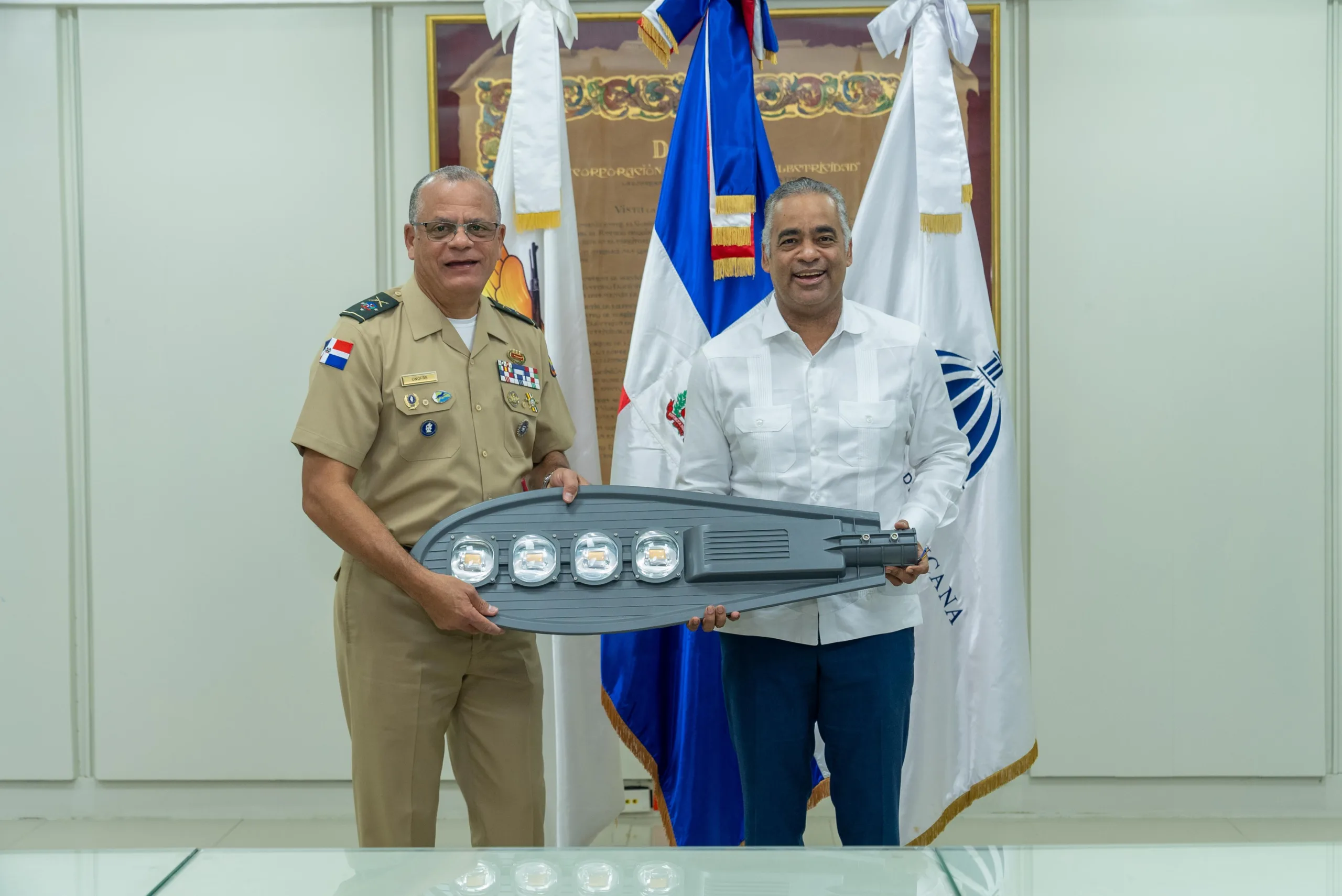 Los ministros presentan una de las lamparas donadas para reforzar la seguridad en los puestos militares scaled