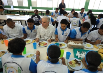 Ministro de educacion comparte almuerzo escolar scaled